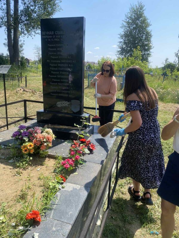 Молодежь Костюковичского жилкоммунхоза возложила цветы на воинские захоронения и братские могилы