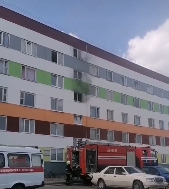 По ул. Поселок Строителей тушили пожар в общежитии