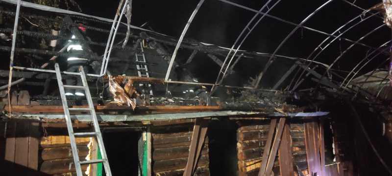 Деревянный частный гараж горел в Костюковичах