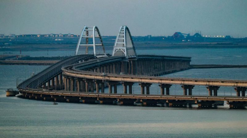 Движение транспорта по Крымскому мосту остановили из-за чрезвычайного происшествия