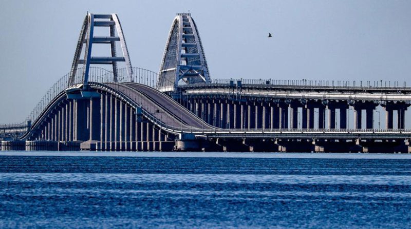 Крымский мост перекрывали из-за воздушной тревоги