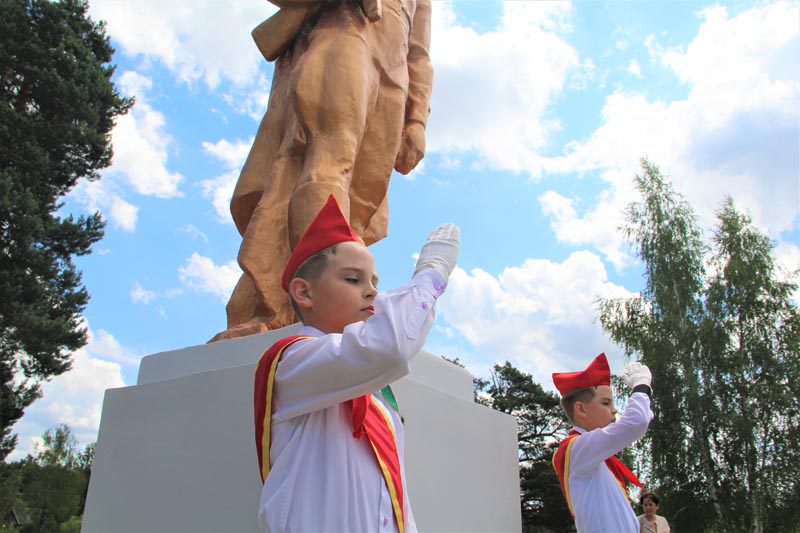 В Белынковичах торжественно открыли отреставрированный мемориал "Алеша"