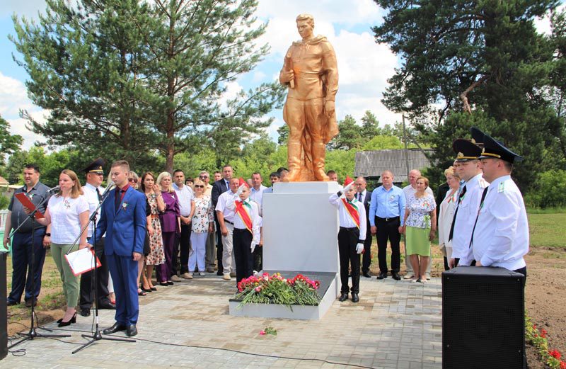 В Белынковичах торжественно открыли отреставрированный мемориал "Алеша"