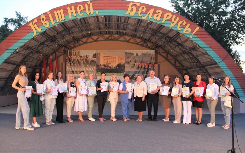 Концерт, много сладкой ваты и салют: вечерняя праздничная программа в Костюковичах