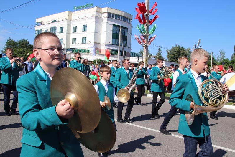 Сотни костюковчан приняли участие в праздничном шествии