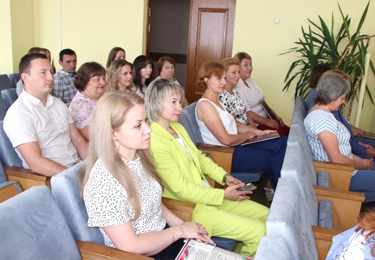 Накануне профессионального праздника в ИМНС по Костюковичскому району чествовали лучших представителей профессии
