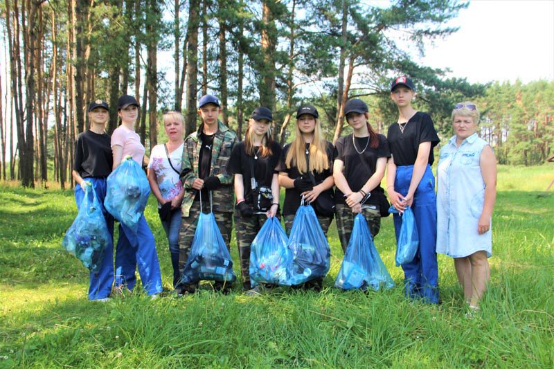 Ребята из студенческих трудовых отрядов Костюковщины убрали мусор в зоне отдыха "Боровец"