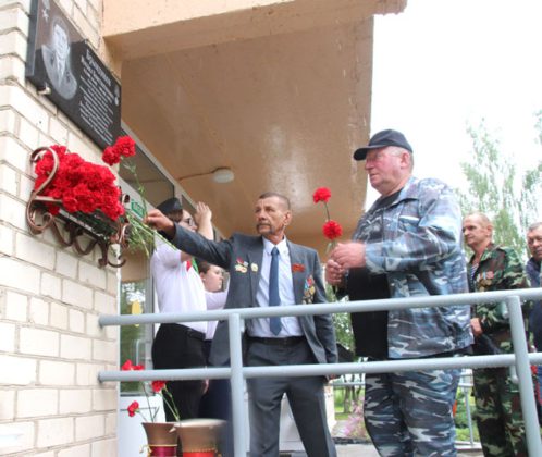 В Мурин Боре открыли мемориальную доску в честь воина-интернационалиста Михаила Брындикова