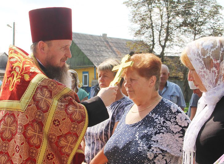 В деревне Студенец в память о разрушенном Свято-Петропавловском храме установили и освятили поклонный крест