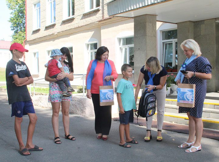 Белорусский союз женщин традиционно помогает многодетным и малообеспеченным семьям собирать портфель к школе