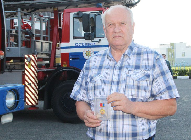 Ветерана пожарной службы Владимира Исаченко поздравили с 70-летием сослуживцы