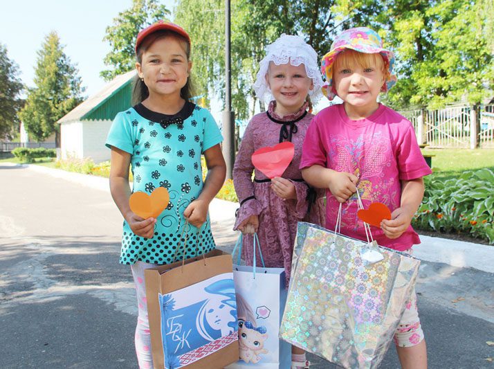 Белорусский союз женщин традиционно помогает многодетным и малообеспеченным семьям собирать портфель к школе