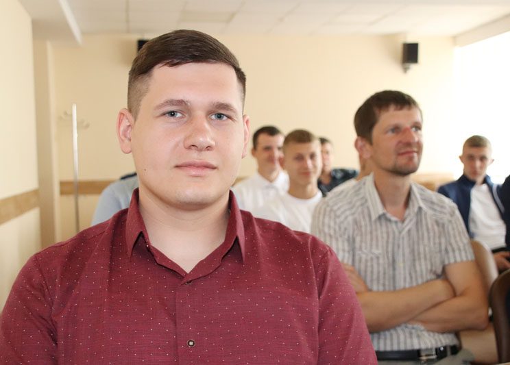 Генеральный директор Белорусского цементного завода Игорь Сергеев встретился с молодыми специалистами, пополнившими ряды заводчан