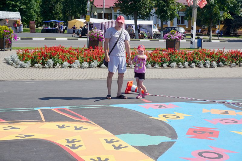 Центральная площадь города превратилась в интерактив: в рамках фестиваля "Вытокi" здесь можно погрузиться в творчество