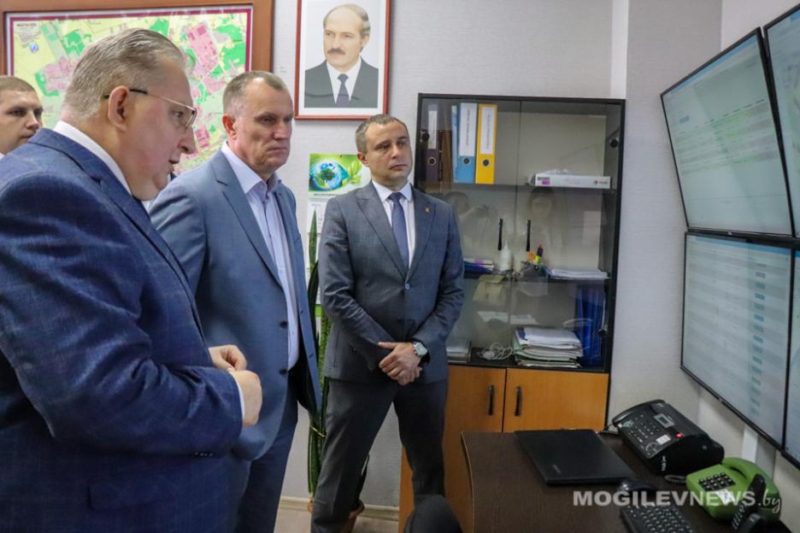 Анатолий Исаченко ознакомился с пилотным проектом по организации эффективного вывоза бытовых отходов в Могилеве