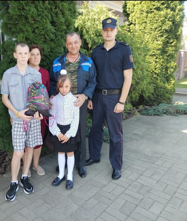 Сотрудники Костюковичского отделения Департамента охраны поздравили детей с Днем знаний