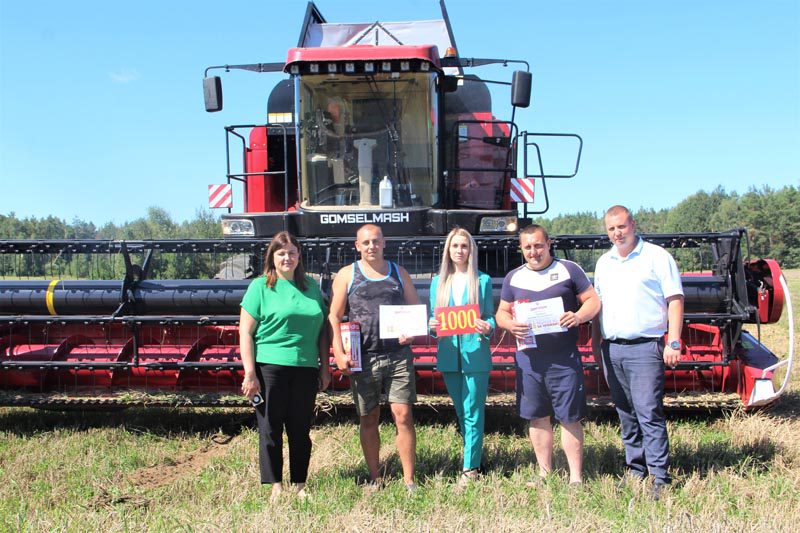 Молодежный экипаж в Костюковичском районе намолотил первую тысячу тонн зерна
