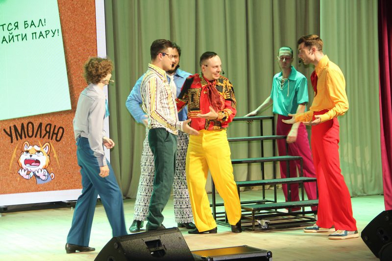 Молодежный театр эстрады представил мюзикл «Бриолин» на фестивале «Вытокi. Крок да Алiмпу» в Костюковичах