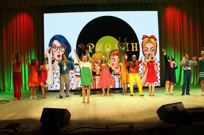 Молодежный театр эстрады представил мюзикл «Бриолин» на фестивале «Вытокi. Крок да Алiмпу» в Костюковичах