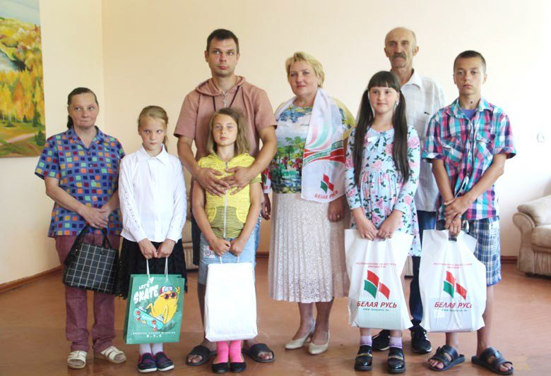 Воспитанникам социально-педагогического центра вручили полезные подарки к школе