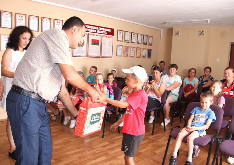 Костюковичский жилкоммунхоз оказал помощь детям своих работников в подготовке к новому учебному году