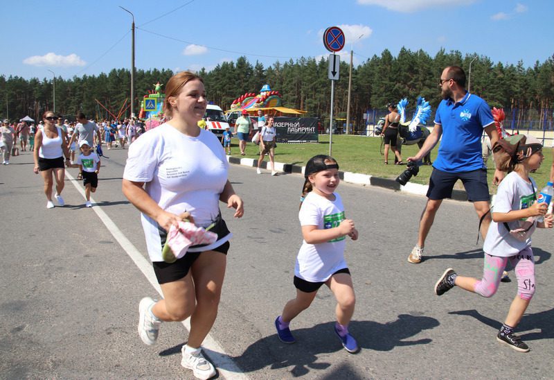 Около 500 ребят пробежали Олимпийский забег в Костюковичах во время фестиваля «Вытокi. Крок да Алiмпу»