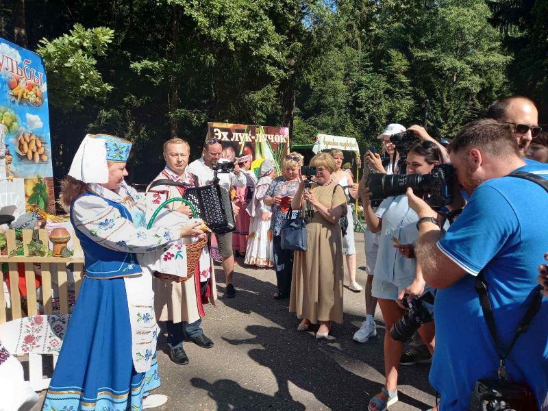 Гастро-квест «Скiбка ад Вытокаў»: на фестивале в Костюковичах балуют вкусными яствами