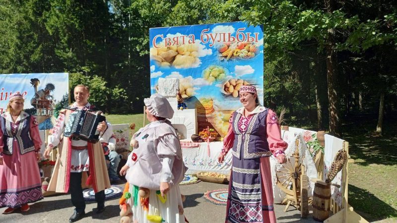 Гастро-квест «Скiбка ад Вытокаў»: на фестивале в Костюковичах балуют вкусными яствами