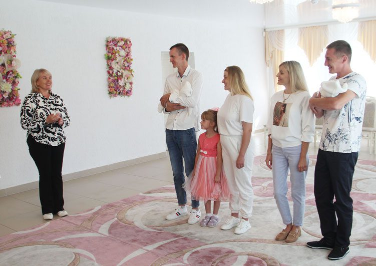 Супруги Лебедевы и Сакович зарегистрировали своих новорожденных дочерей в торжественной обстановке