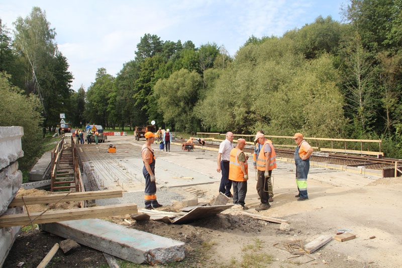 Костюковичские дорожники ведут реконструкцию моста через речку Тростинка в деревне Тростино Хотимского района