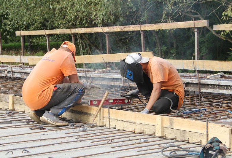 Костюковичские дорожники ведут реконструкцию моста через речку Тростинка в деревне Тростино Хотимского района