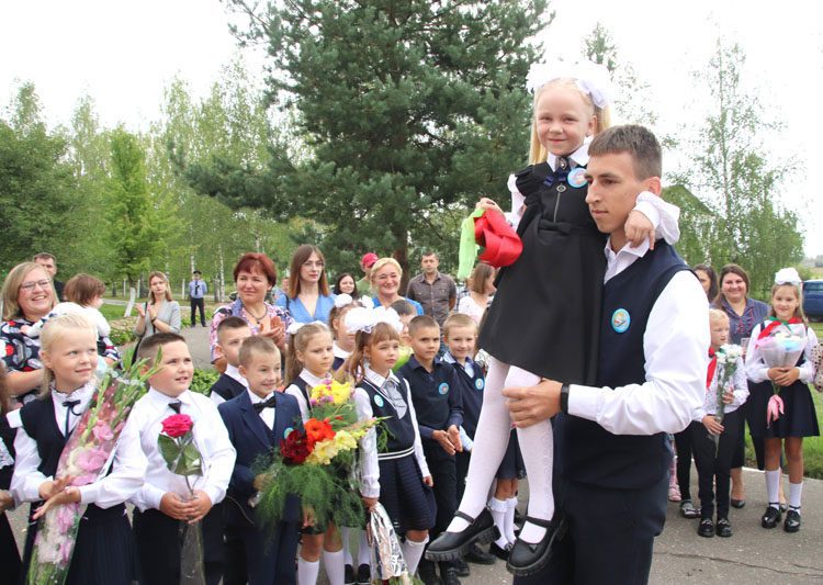 Ступенька к новой высоте: праздничное мероприятие, посвященное Дню знаний, прошло в Новосамотевичской средней школе