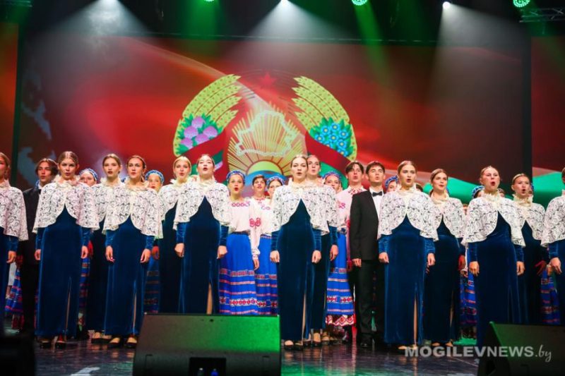 Торжественное мероприятие ко Дню народного единства состоялось во Дворце культуры области