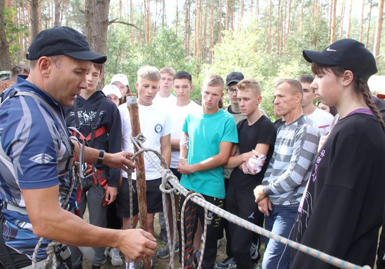 «Молодость в бойцовке». В Костюковичском районе на реке Беседь проходит туристический слет студенческих отрядов