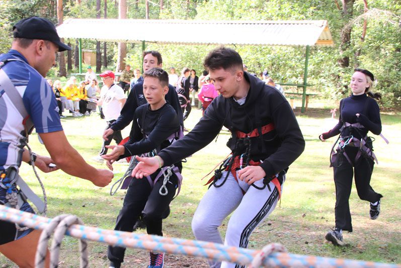 «Молодость в бойцовке». В Костюковичском районе на реке Беседь проходит туристический слет студенческих отрядов