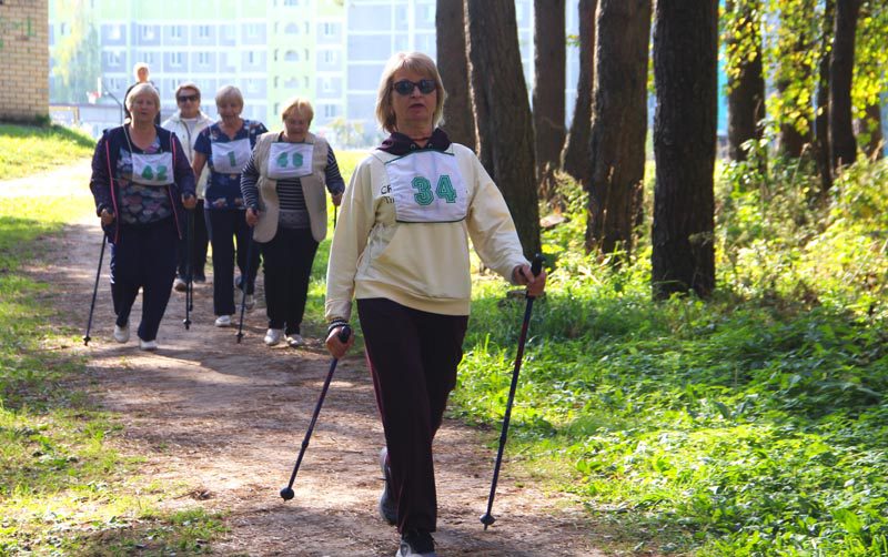 Веселые и энергичные. В урочище Боровец прошел марафон скандинавской ходьбы для пожилых людей «Костюковичская прогулка».