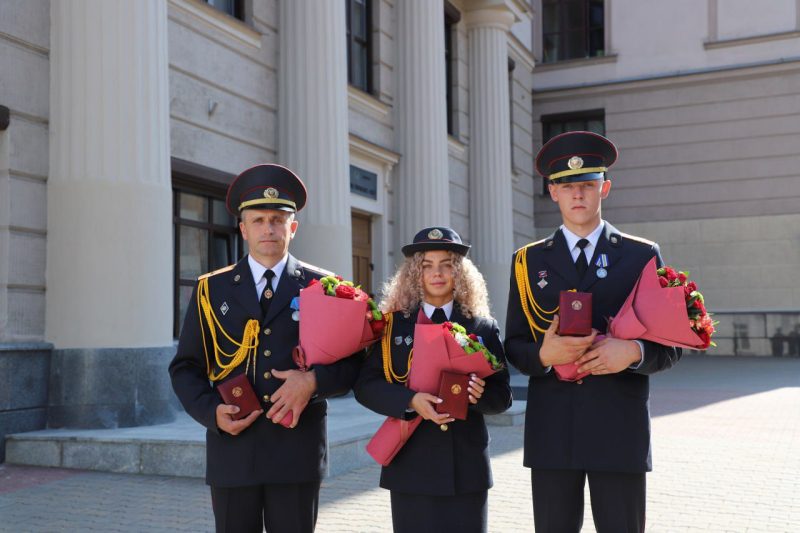 Сегодня три сотрудника милиции получили из рук Президента государственные награды