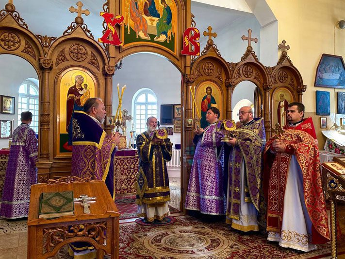 Воздвижение Честного и Животворящего Креста Господня отмечает Православная церковь
