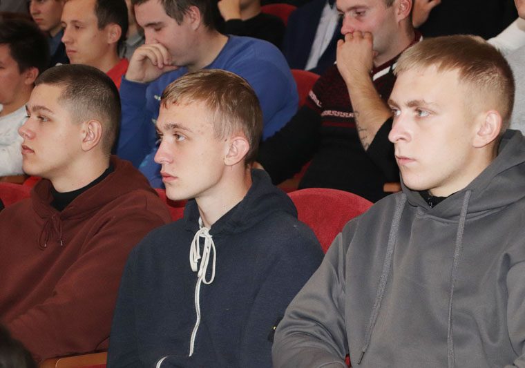 В Костюковичах торжественно вручили повестки более 60 призывникам