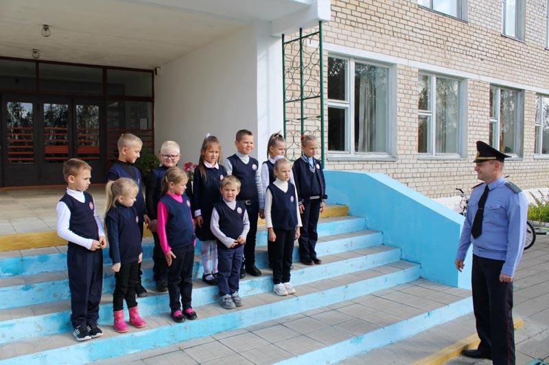 Милиционер из Костюковичей передал 1300 рублей на развитие сельской школы