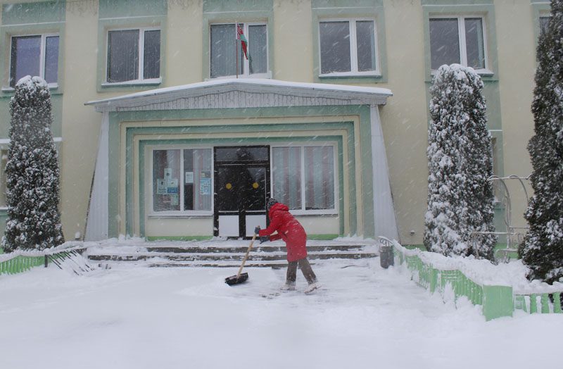 «Фил» разбушевался: как борются со снежной стихией в Костюковичах