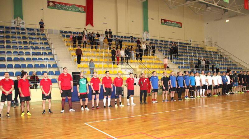 В первенстве района по мини-футболу сыграли пять команд трудовых коллективов