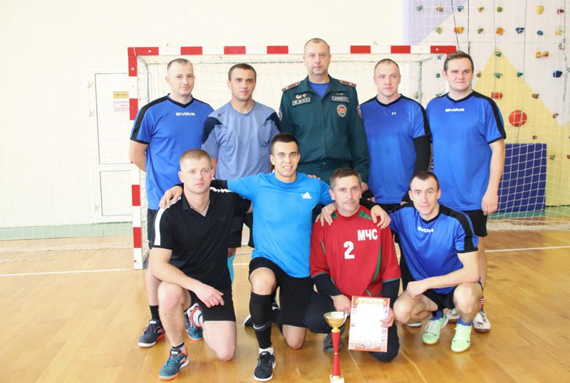 В первенстве района по мини-футболу сыграли пять команд трудовых коллективов