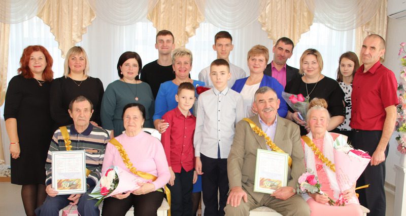 В Костюковичском ЗАГСе прошла торжественная регистрация полувекового юбилея сразу у двух пар