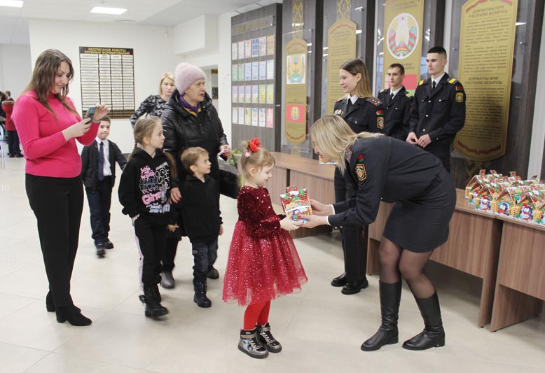 Фотофакт. В РЦК прошел праздник для "Зубров" и детей сотрудников РОВД