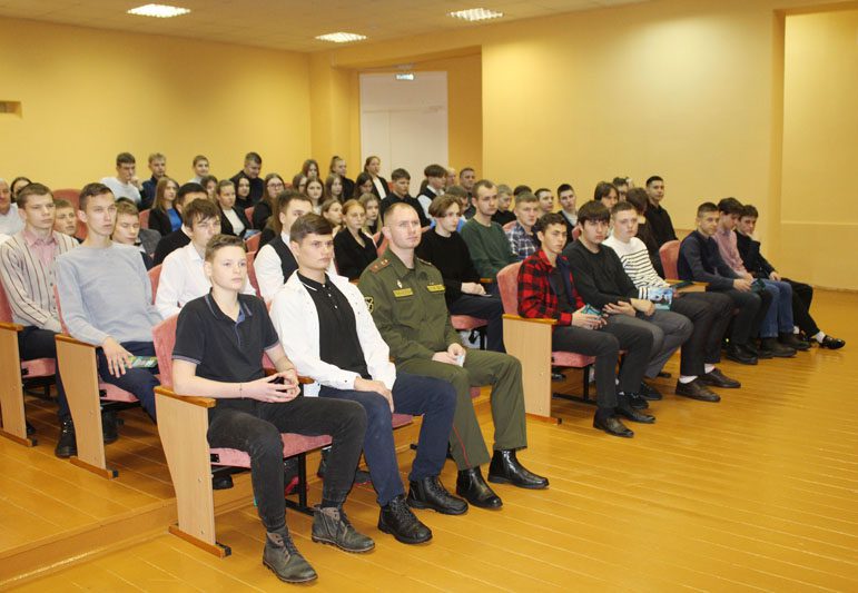 На базе средней школы № 4 состоялась профориентационная встреча с представителем военной академии Республики Беларусь