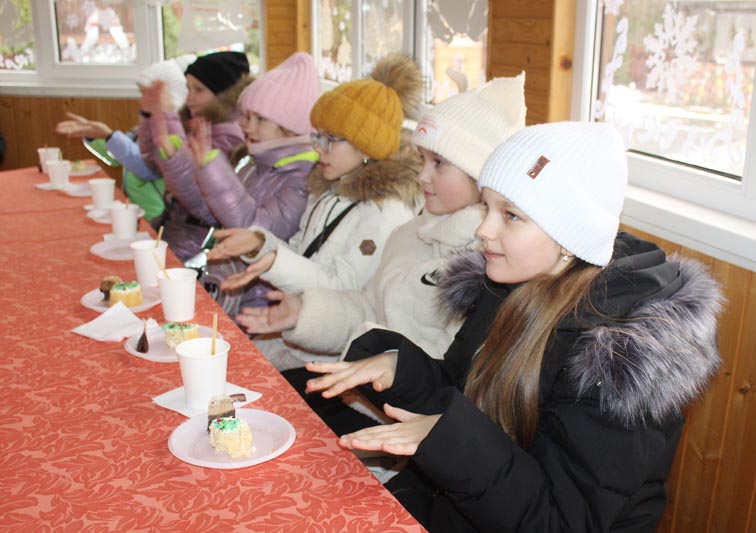 В агрогородке Крапивня для маленьких костюковчан открылась резиденция Деда Мороза