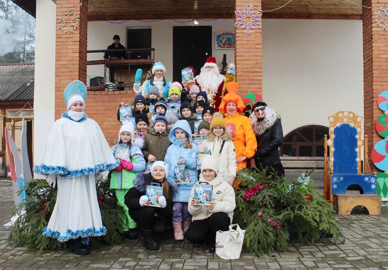 В агрогородке Крапивня для маленьких костюковчан открылась резиденция Деда Мороза