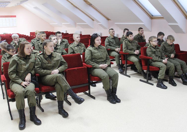 Занятия в военно-патриотическом клубе «Зубр» продолжаются