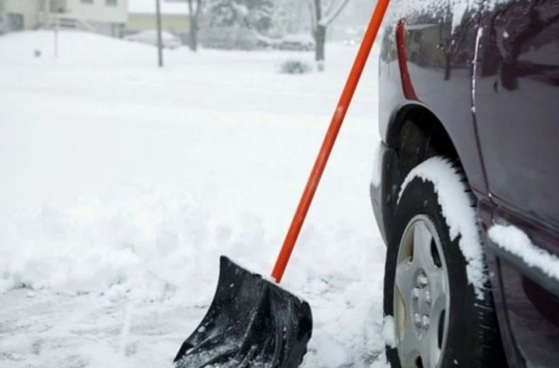 Костюковчан приглашают почистить от снега парковочное место для своего автомобиля